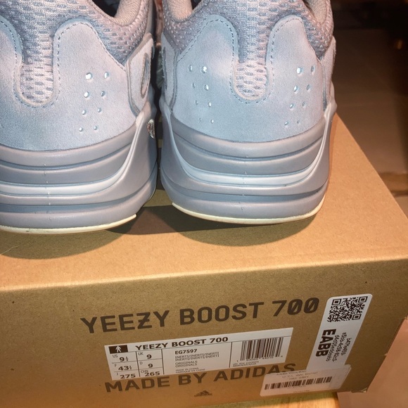 Yeezy sneakers - Picture 3 of 6